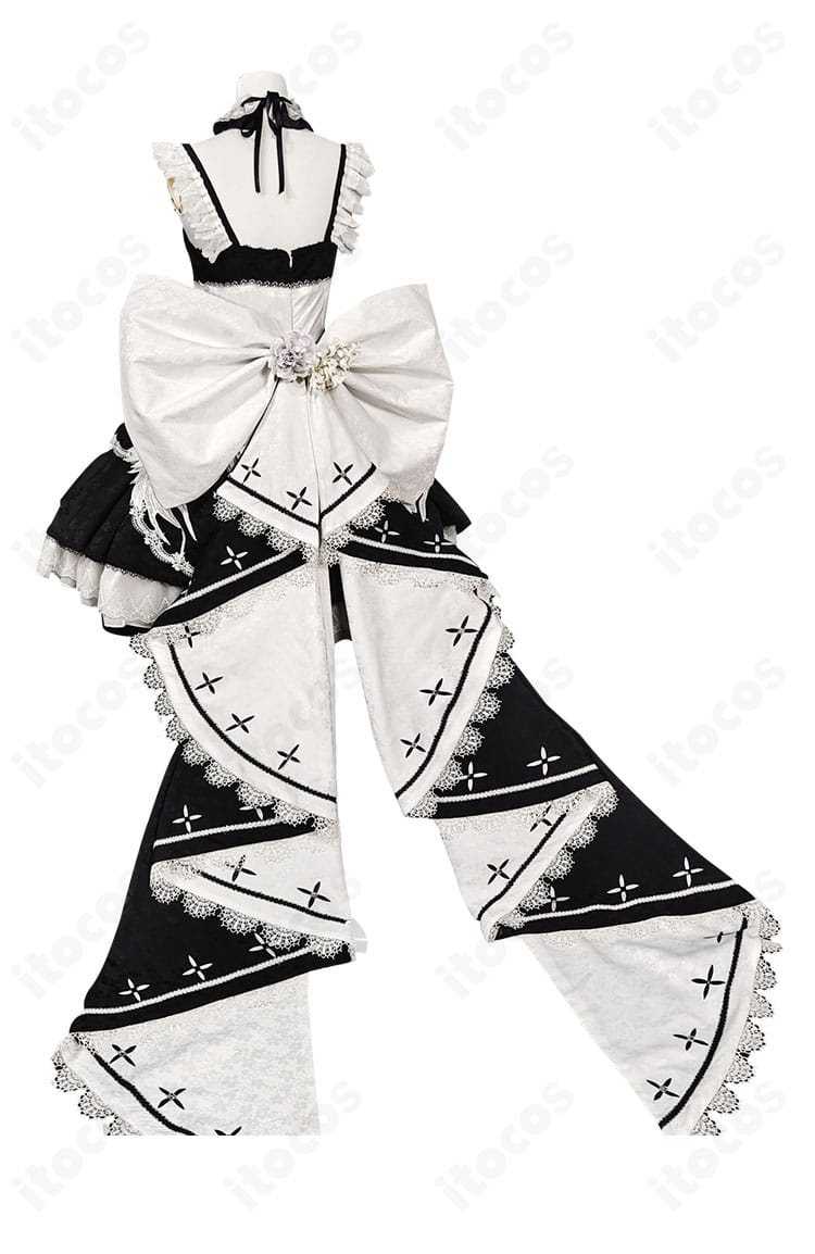 背面のリトル・フォーミダブル メイド服。大きな蝶結びと背面のシルエット、裾の広がりを強調した後ろ姿。