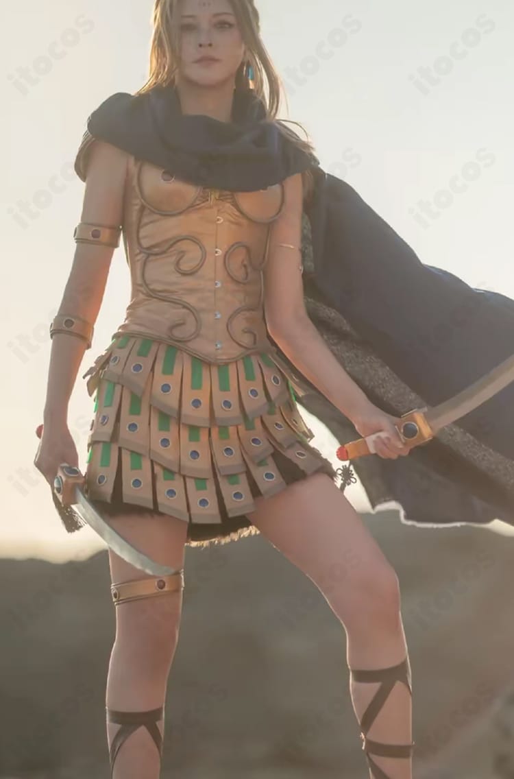 楊端和（キングダム）のコスプレ衣装 正面全体。マント・トップス・スカート・腕飾り・太もも飾りのセット構成とシルエットがわかる高再現モデル