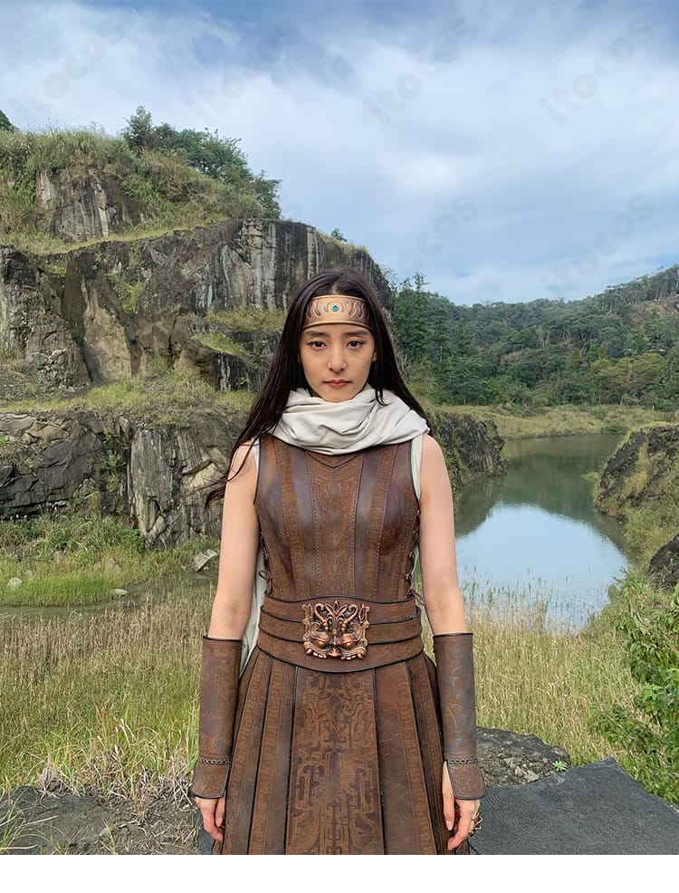 映画『キングダム』摎(きょう) 映画版将軍甲冑コスプレ衣装をモデルが正面着用。衣装・手袋・ベルトのセット内容が分かる全身カット。