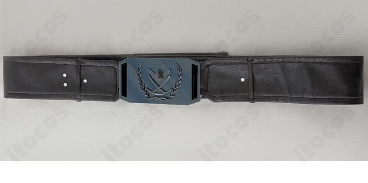 パンツのウエストと装飾ディテール。フィット感と金具の配置が見える。