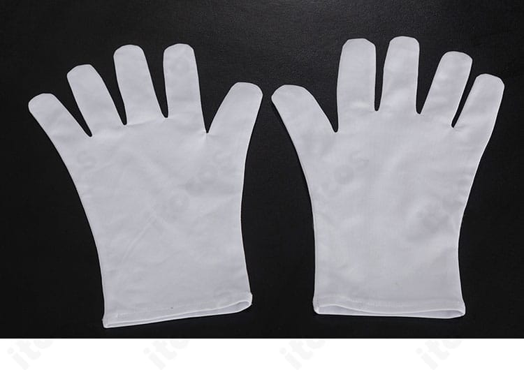 ベルト部分の接写。バックルとステッチが精緻に表現されたデザイン。