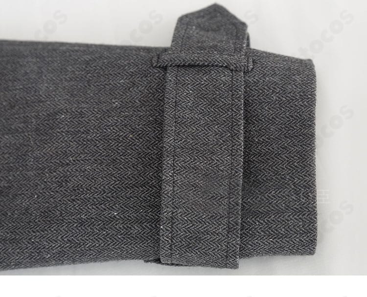 シャツの襟部分の装飾強調。ステッチワークと装飾の質感を確認できる。