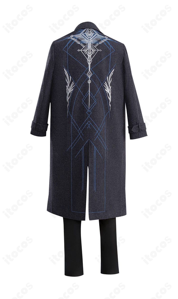 恋と深空 レイ衣装の背面全体。コートの後ろ姿や裾の分量、背面の装飾まで丁寧に再現。