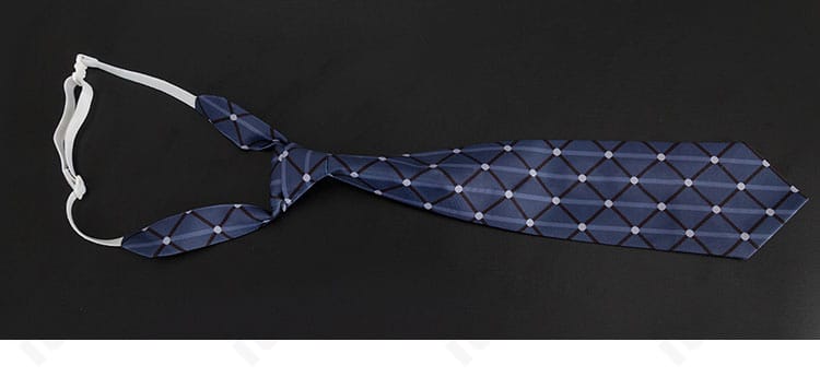 胸元アクセサリーのクローズアップ。チェーンと飾りの配置がファッション性を高める。