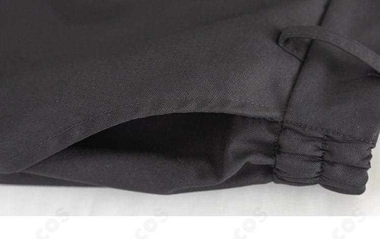 袖口デザインのクローズアップ。シンプルで上品な仕立てとボタンの意匠。