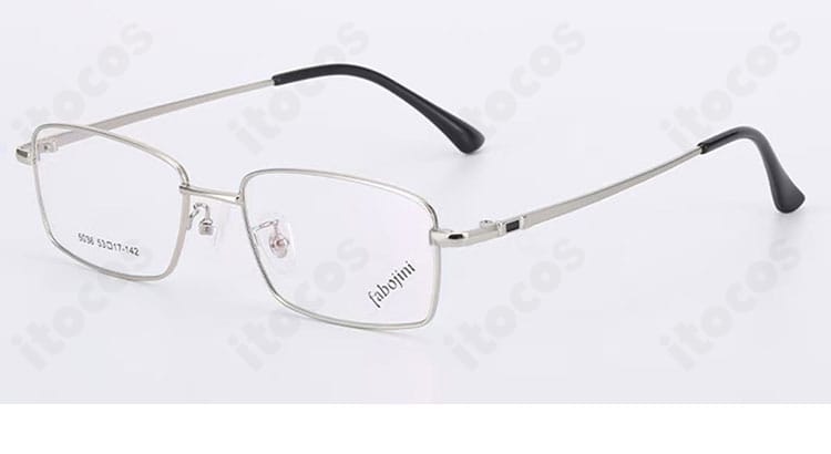 ネクタイ部分のディテール。結び目と柄・装飾が確認できるアップ。