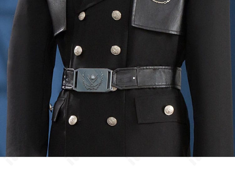 ロングコート背面装飾のアップ。背中心のラインと装飾が高再現で示される。