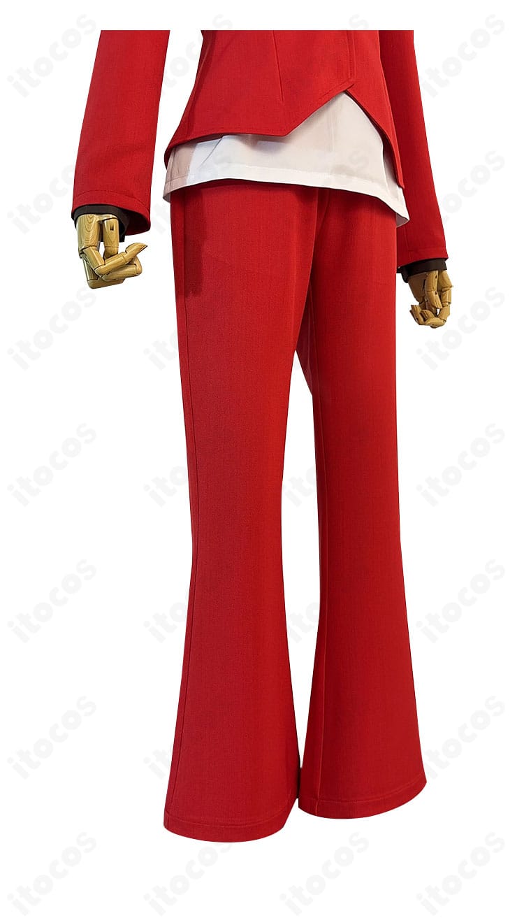 ズボンのディテール。高発色素材とスリムフィットのシルエット、ウエスト・ポケット周りの仕立てを強調。