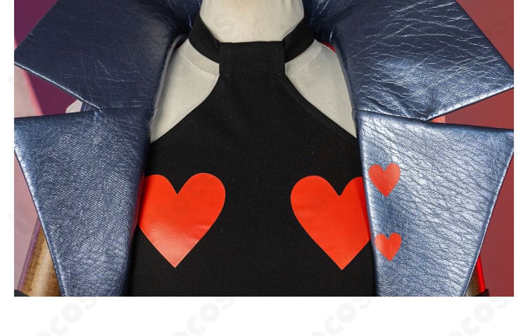 襟元の装飾：ヴェルヴェットのコート襟と胸元デザイン。ハートモチーフを含む美しい首周りを強調。