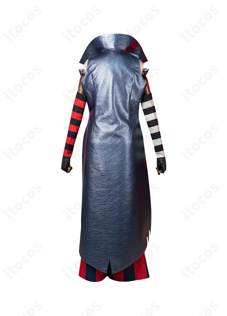 背面全体：ヴェルヴェットのロングコートとパンツの後ろ姿。背面ラインと装飾配置を確認できる。