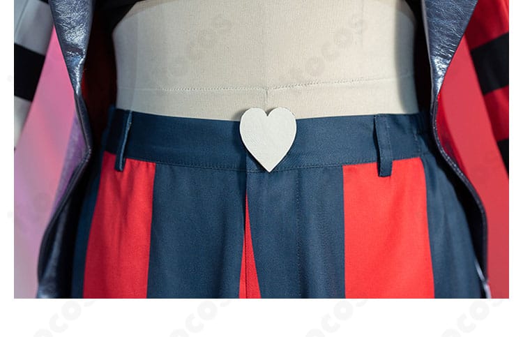 ウエスト・腰部：ヴェルヴェット衣装のパンツとベルト周りの装飾。スタイリッシュな腰回りのデザイン。