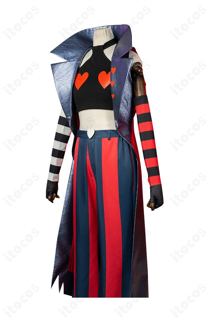 左側面：ヴェルヴェットコスプレ衣装の横からのシルエット。コートの落ち感とパンツラインを強調。