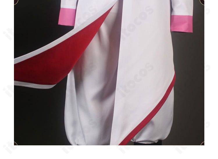 ズボンの腿部装飾ディテール。ステッチと装飾パーツの配置が確認できる近接ショット。