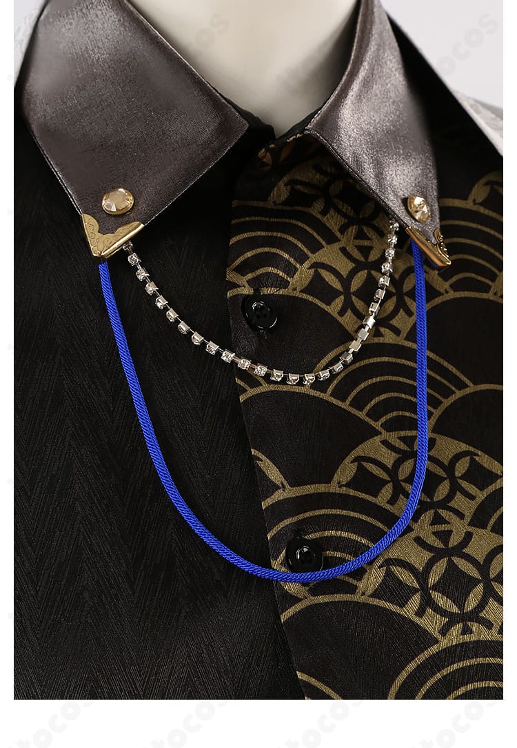 襟の刺繍ディテール。精緻なステッチワークで高級感と存在感を両立。