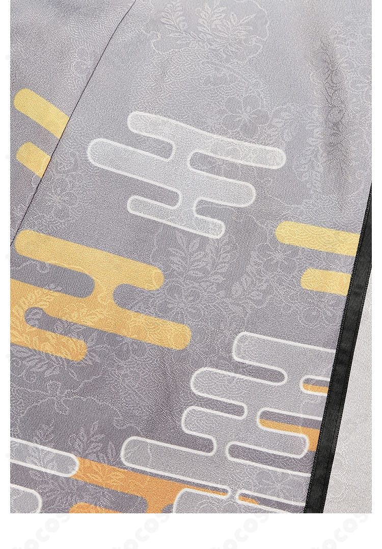 コート裾の装飾。繊細な縁取りと配色ラインで全体のシルエットを引き締める。