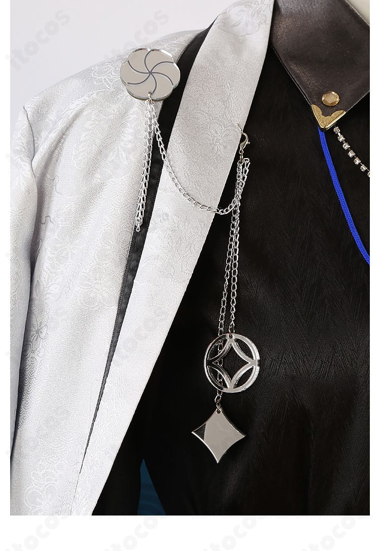 肩周りと襟元の装飾。プロセカ世界観に合わせたエレガントなラペルと配色のアクセント。