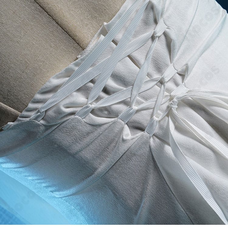 L.L. 島主衣装のスカート背面紐飾り。後ろ姿のアクセントを強調。