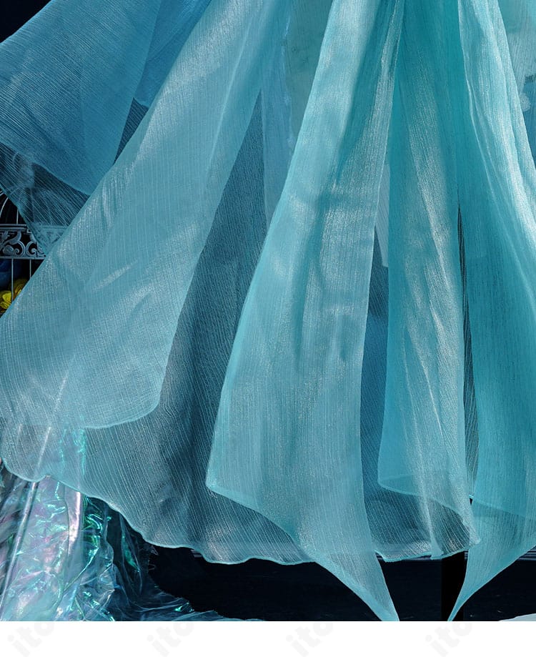 スカート背面装飾のクローズアップ。立体感あるパーツ配置を確認。