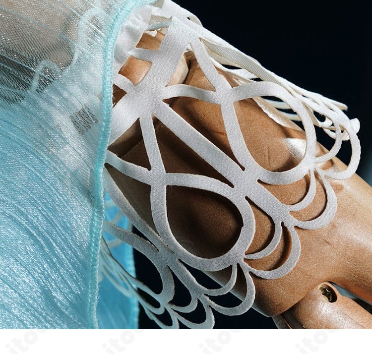 L.L. 島主衣装の腕飾りディテール。質感と造形の再現度を強調。