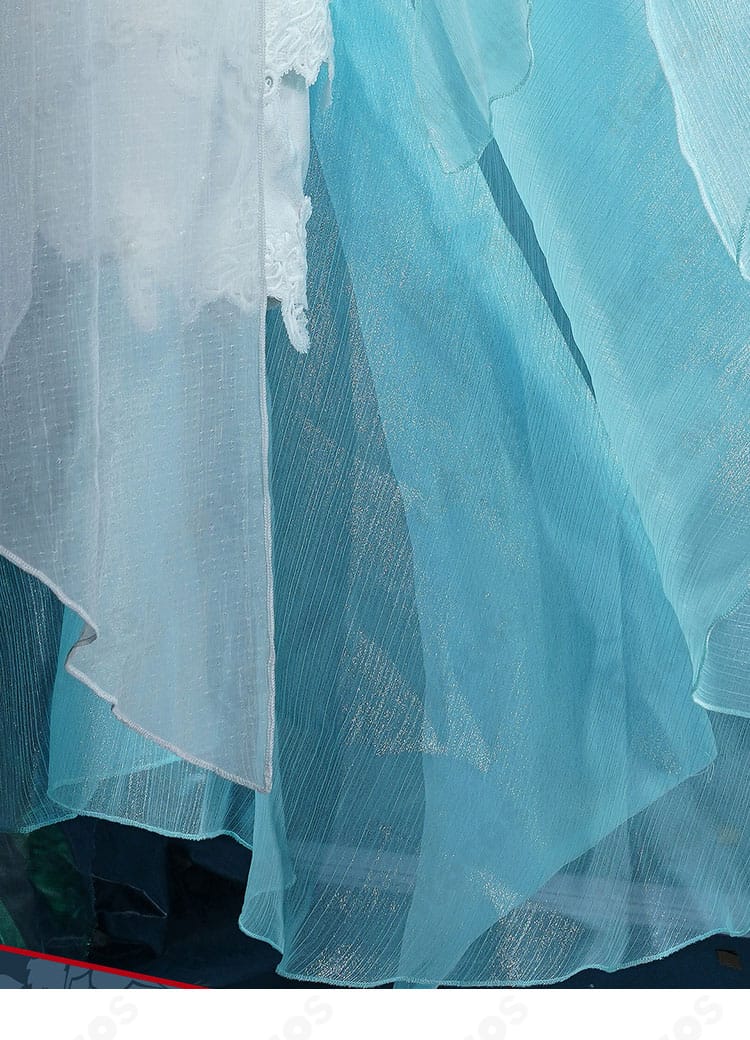 スカート裾の高貴な装飾ディテール。縁取りと模様のコントラストが特徴。