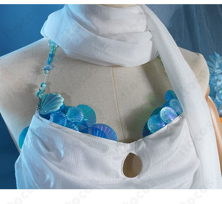 L.L. 島主衣装のマフラー装飾ディテール。質感と縁取りの仕上げを強調。