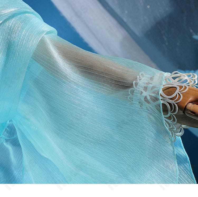 L.L. 島主衣装の袖口装飾。繊細なパターンと縫製ラインが見える。