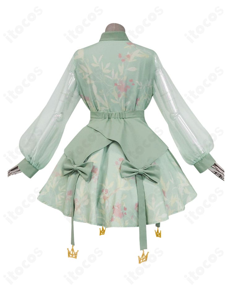 4th Anniversary 感謝祭衣装の背面ビュー。オーバースカートのレイヤー感と後ろ姿のラインが見える画像。