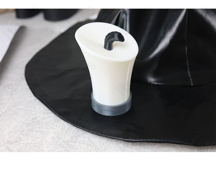 探鉱者コスプレ帽子アクセサリーの拡大。装飾パーツの配置と立体感を示すディテールカット。