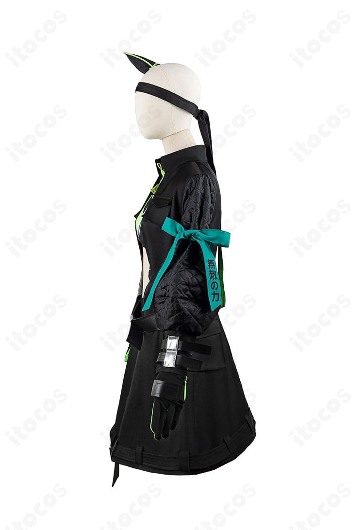 ヤエノムテキ 勝負服の左側装飾アップ。刺繍と金具の質感、紐飾りの立体感を強調。