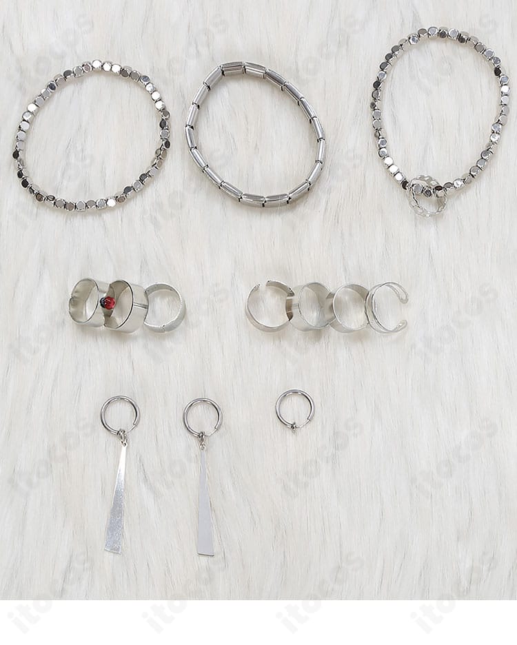 三毛縞斑コスプレの耳飾り・ブレスレット・指輪の細部ディテール