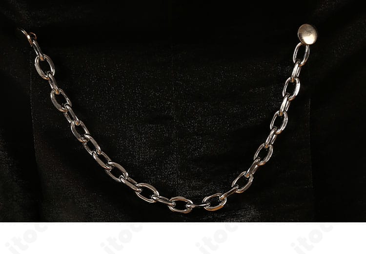 外套背面チェーン装飾の取り付け位置と揺れ感ディテール