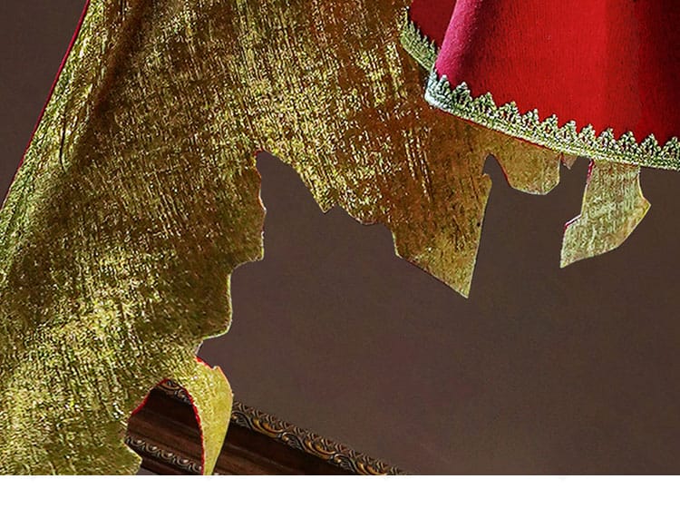 裾部分の装飾アップ、縁取りと模様の作り込みを強調した写真