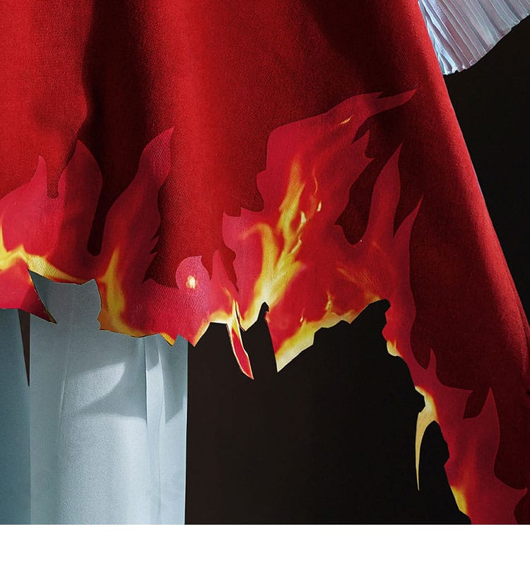 コート裾の炎モチーフ装飾、幻想的なデザインで撮影映えするディテール