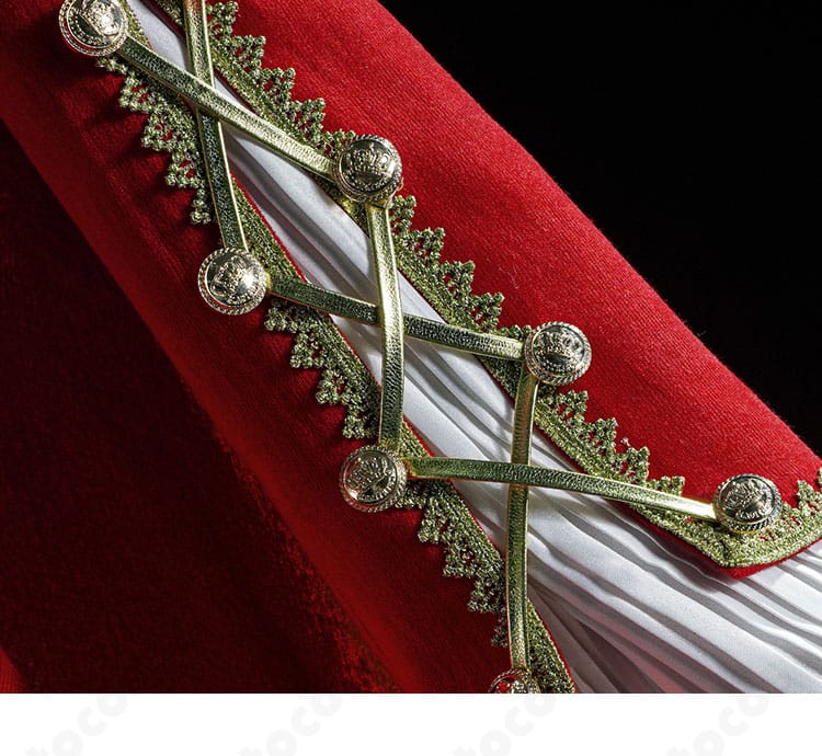 袖のディテールカット、精緻な装飾と縫製の美しさが伝わる