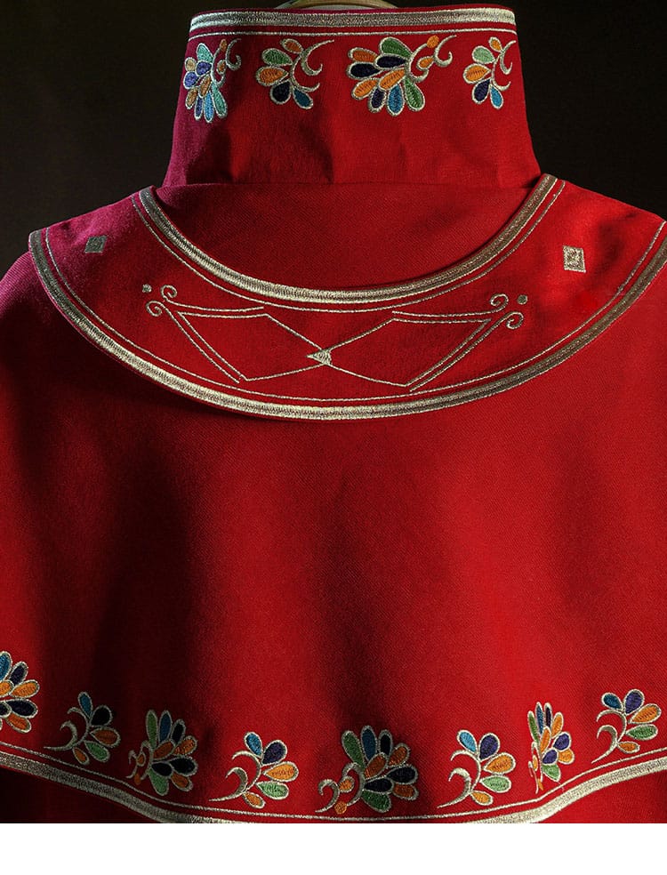 背面装飾のクローズアップ、背中の意匠と縫い目の整いがわかる