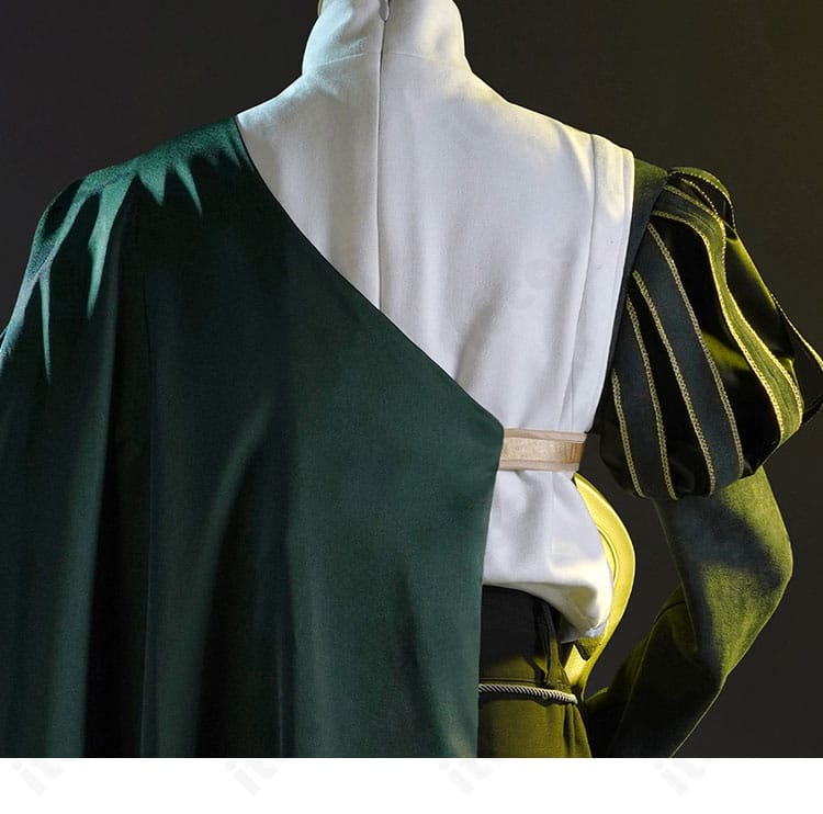 騎士コスプレ衣装の背面ディテール。マント端部の仕立てと装飾配置を確認。