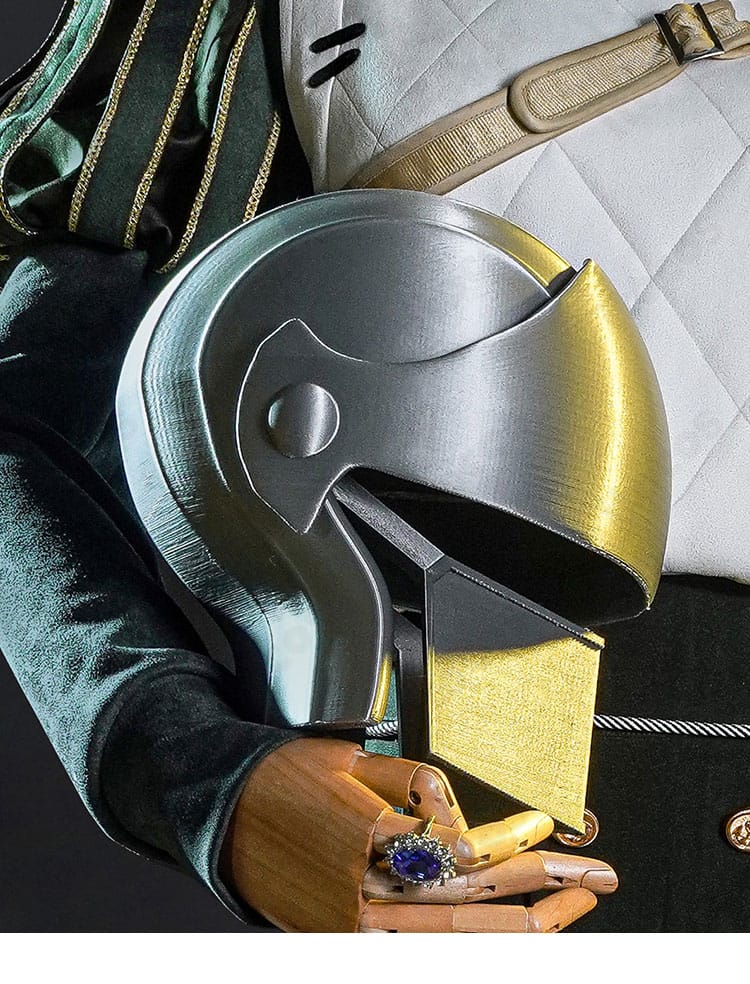 騎士コスプレ衣装のヘルメット装飾ディテール（別売り）。精緻な造形と質感を強調。