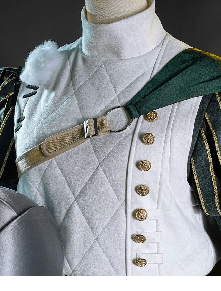 騎士コスプレ衣装の前胸装飾アップ。刺繍風意匠と金属調パーツが映えるデザイン。