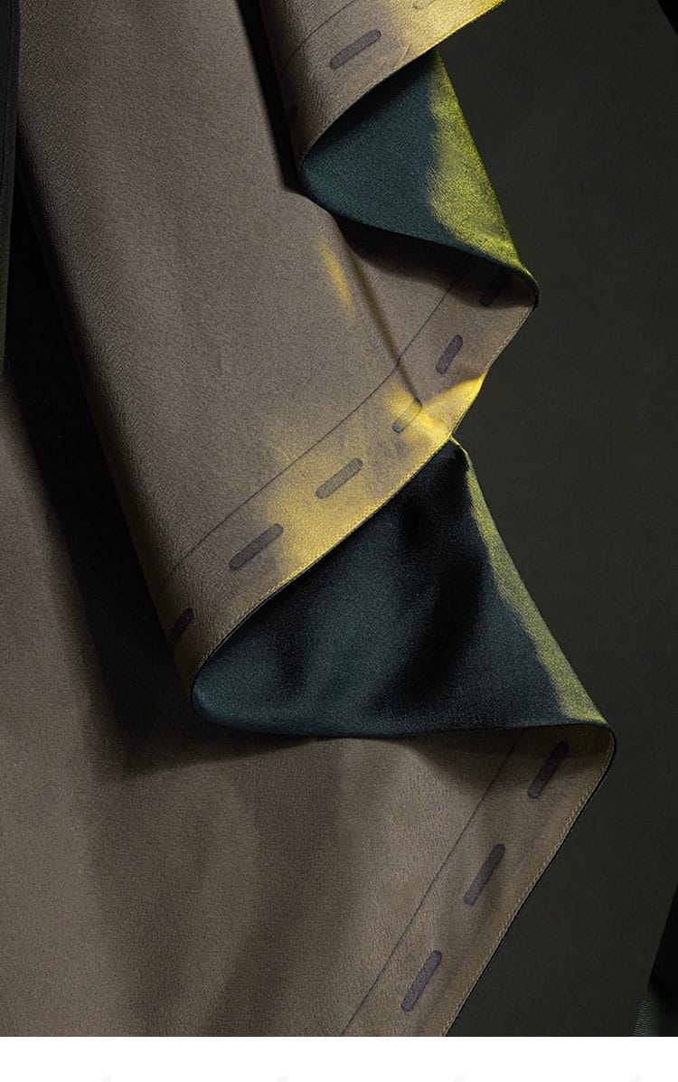 騎士コスプレ衣装の披肩装飾クローズアップ。全体を引き立てるエレガントな意匠。