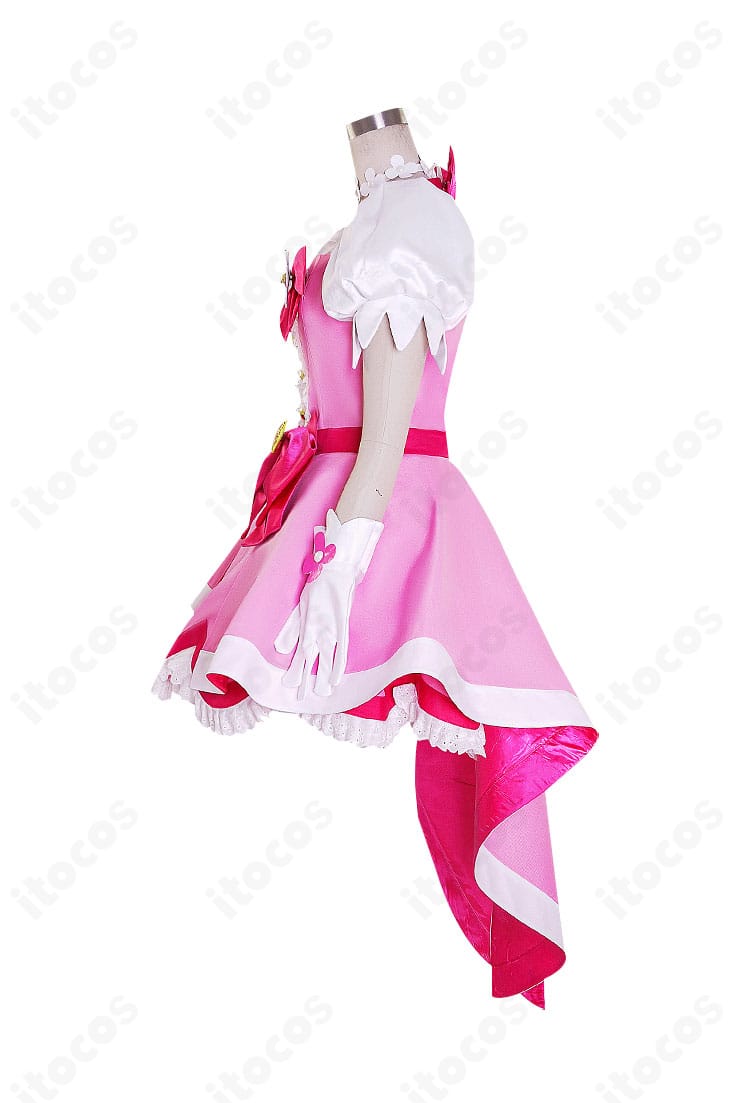 春野はるか衣装の左側装飾クローズアップ。刺繍の密度と立体的なパーツ配置が質感を高める。