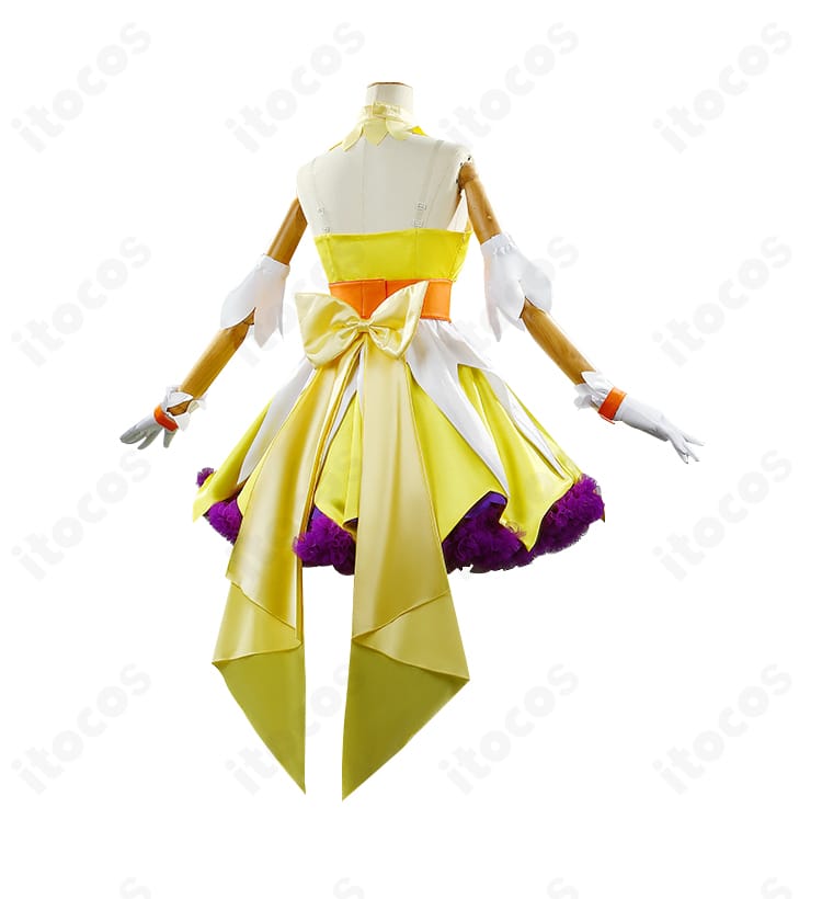 背面ディテールのクローズアップ。特徴的な大きな蝶結びとスカートの広がりを強調