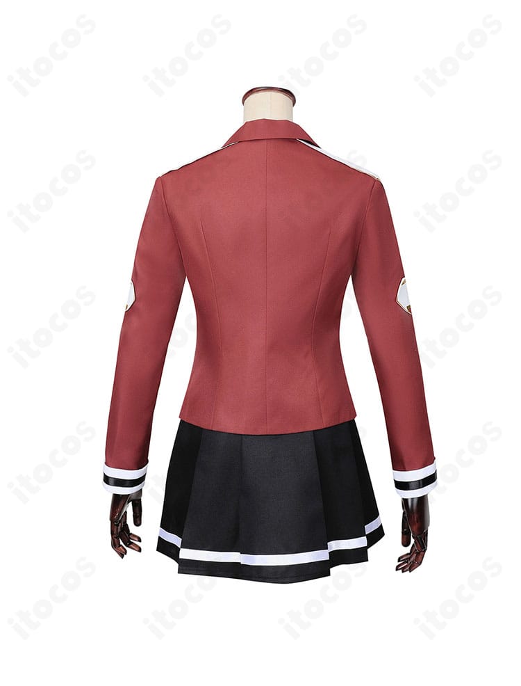 背面ディテールのクローズアップ。コートのライン取りと裾の処理、背中のシルエットが確認できる画像。