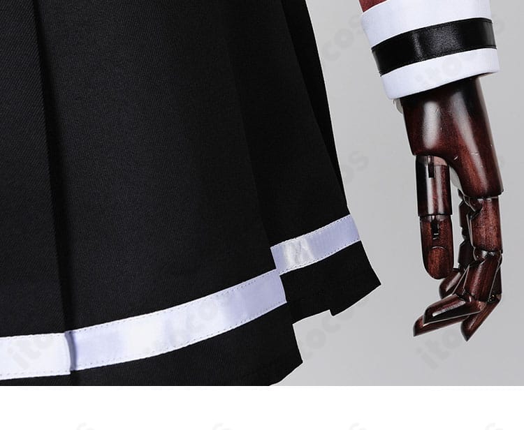 スカート裾と袖口のトリム意匠にフォーカス。ラインのコントラストと端処理が見える画像。