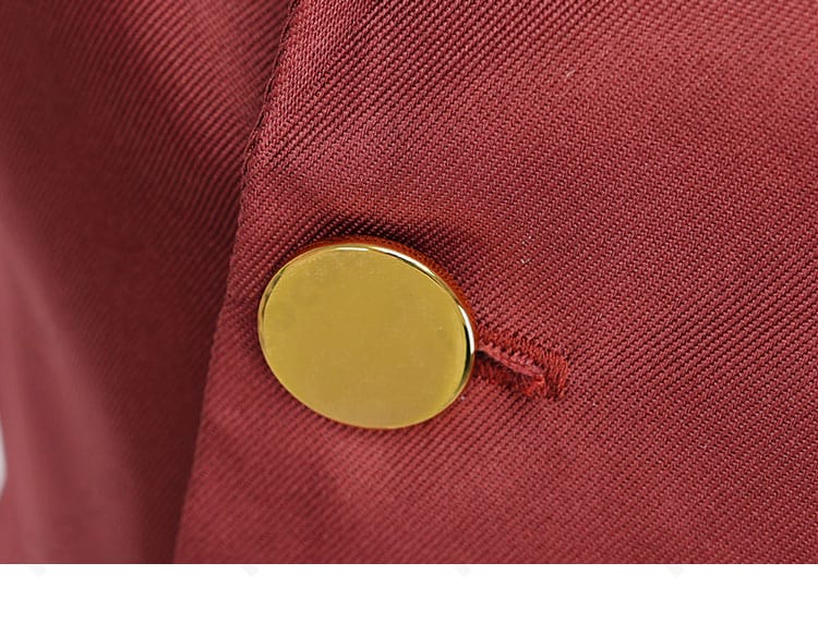 前身頃のボタン装飾ディテール。位置関係と光沢感がわかるクローズアップ。