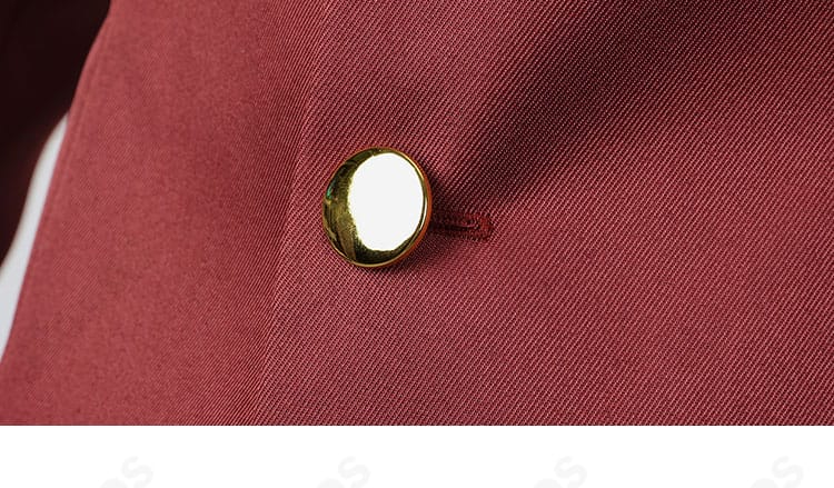 ボタンの近接写真。縫い付けの精度と等間隔配置で仕上がりの良さを表現。