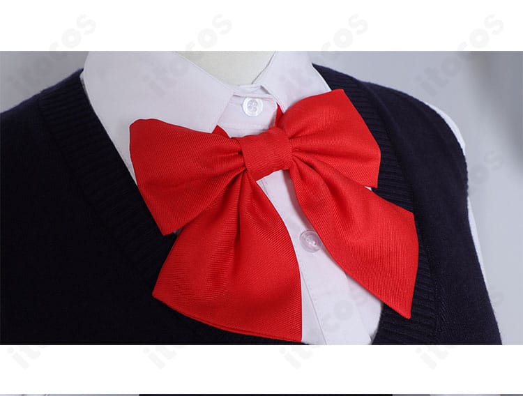 天乃リリサ 制服の赤いリボン（蝶ネクタイ）ディテール。発色と結び目の形が映えるアクセント。