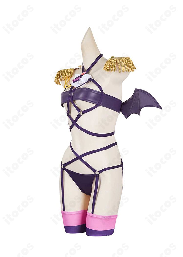 左側面から撮影したコスプレ衣装。袖口やサイド装飾、ズボンのラインが見える画像。