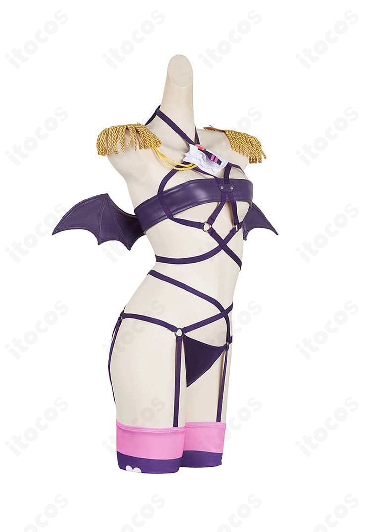 右側面から撮影したコスプレ衣装。サイドラインとシルエット、肩飾りの位置関係が分かる画像。