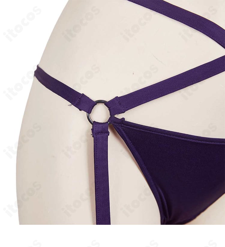 トップス裾とズボン周りの細部。ステッチラインと装飾パネルの配置が確認できます。