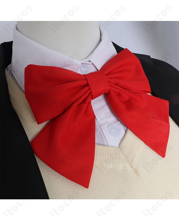 橘美花莉 制服コスプレ衣装の赤い蝶ネクタイのクローズアップ。発色の良いアクセントで胸元を華やかに演出。
